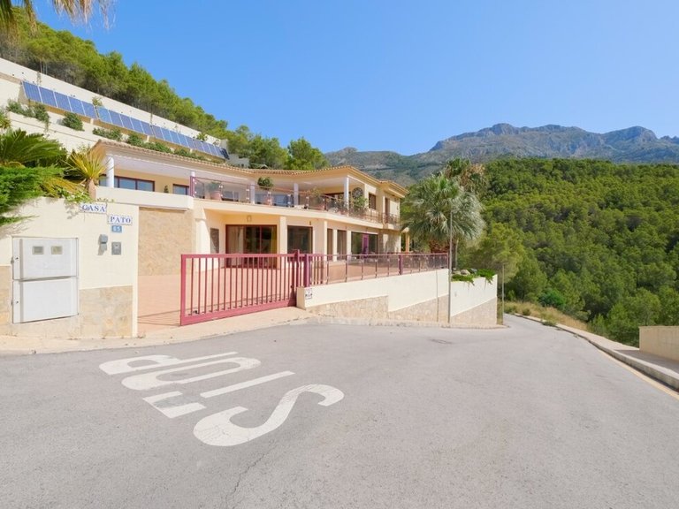 Villa for Sale in Inland Callosa D'en Sarria, Alicante 2