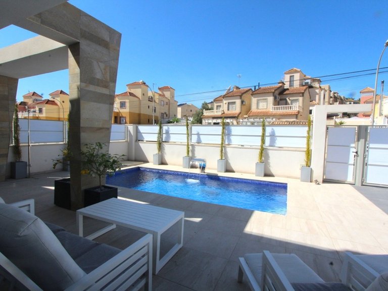 Villa for Sale in Costa Blanca Villamartin, Alicante 4