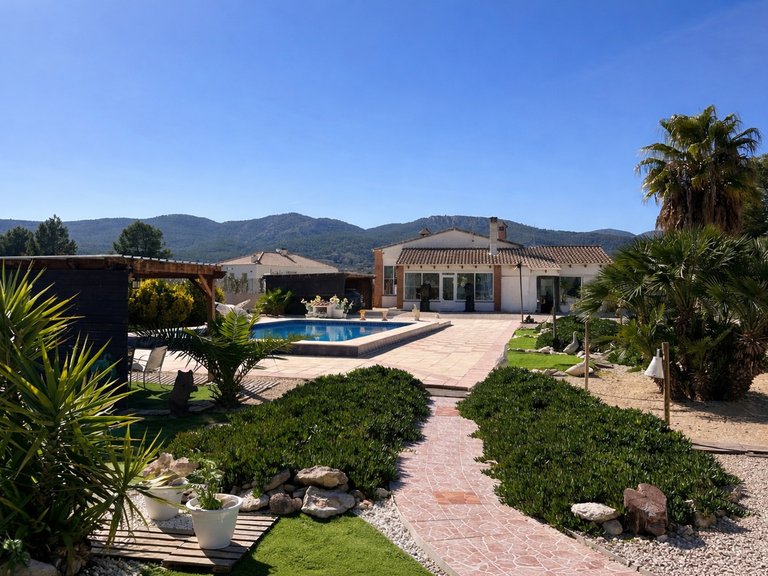 Villa for Sale in Inland Castalla, Alicante 1