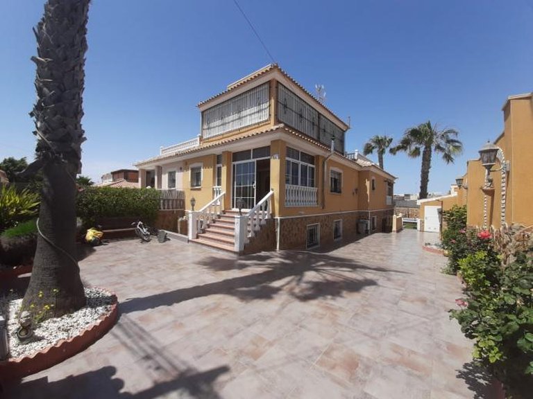 Villa for Sale in Torrevieja, Alicante 5
