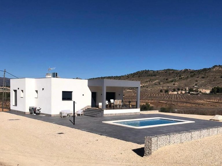 Villa for Sale in Inland Pinoso, Alicante 1
