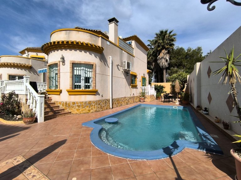 Villa for Sale in El Raso, Alicante 2