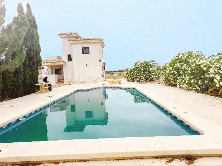 Villa for Sale in Pinoso, Alicante 2