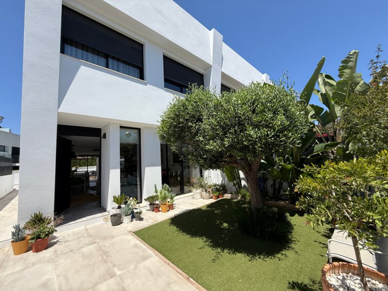Villa for Sale in Santa Eulària Des Riu, Balearic Islands 1