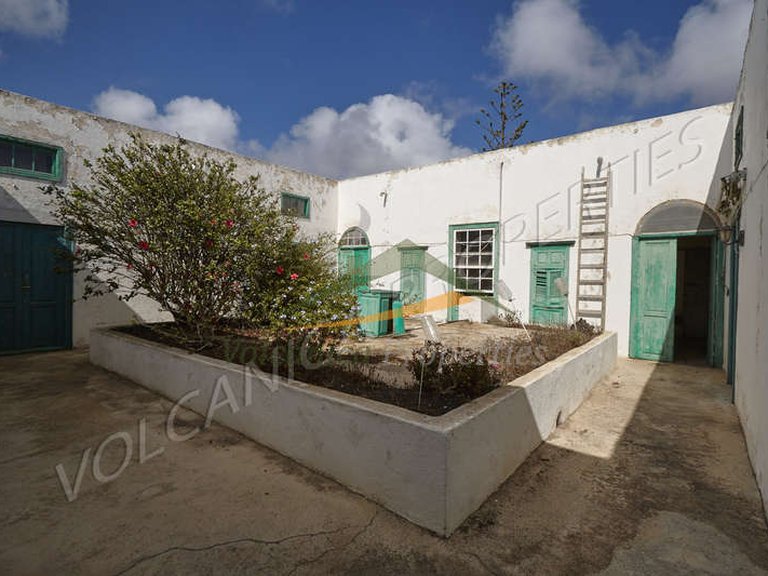 Villa for Sale in Tinajo, Las Palmas 1