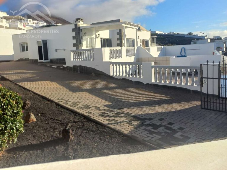 Villa for Sale in Tías, Las Palmas 1