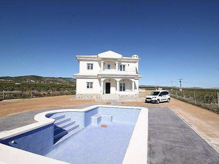 Villa for Sale in Pinoso, Alicante 4