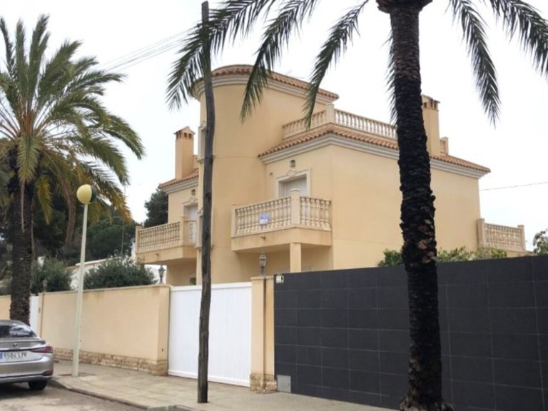 Villa for Sale in Cabo Roig, Alicante 1