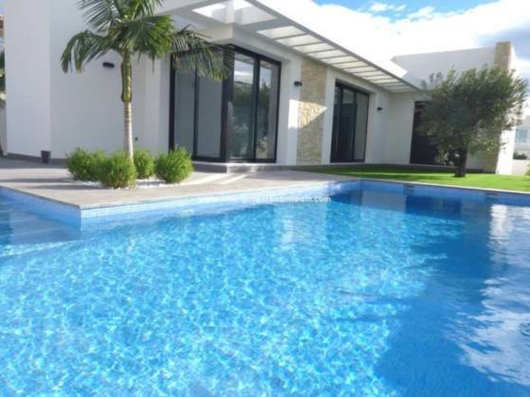 Villa for Sale in La Marina, Alicante 1