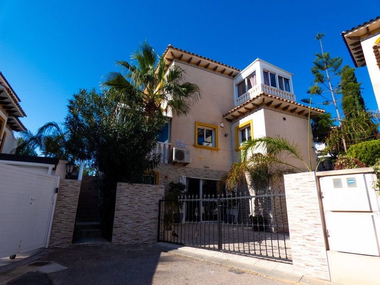 Villa for Sale in Playa Flamenca, Alicante 1