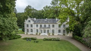 Castle/estate for Sale in Bury, Outside Paris (30 Km +)