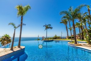 BEAUTIFUL HOUSE NEXT TO THE INFINITY POOL